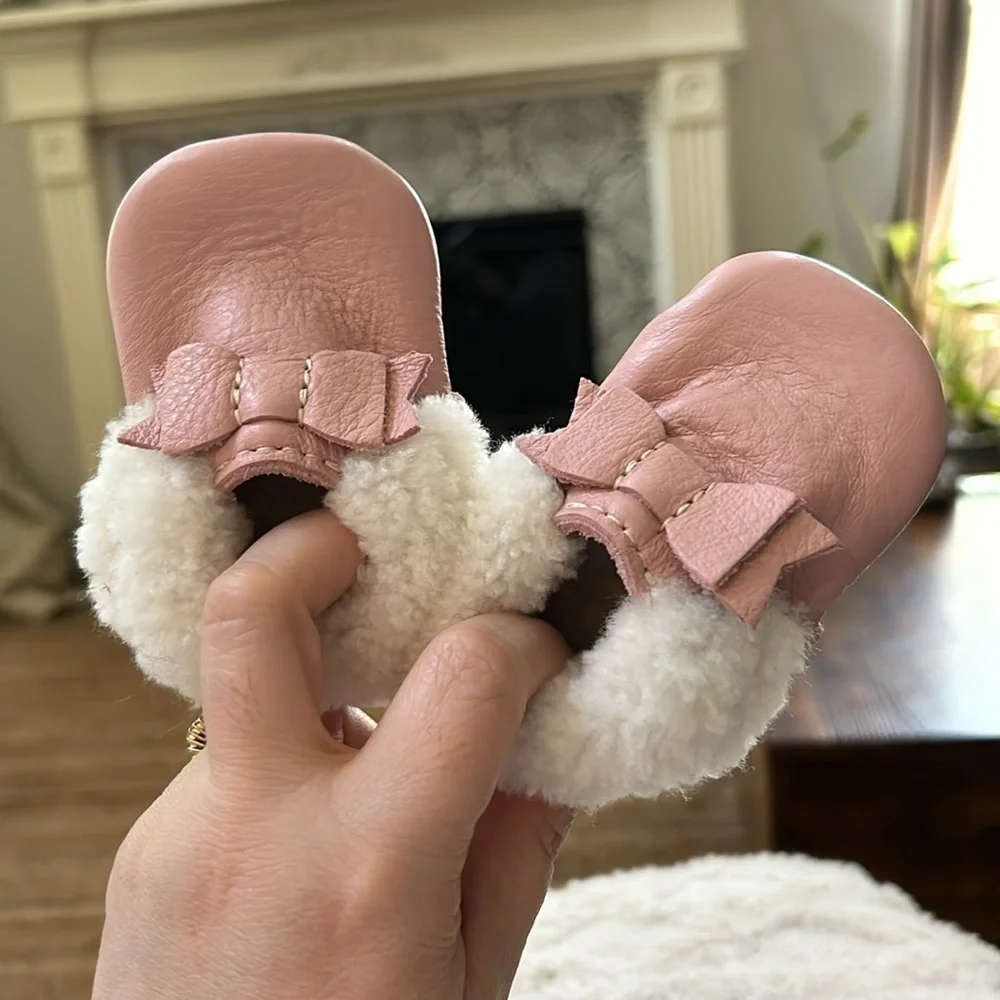 Like new Freshly Picked premium leather Sherpa lined baby infant moccasi…
